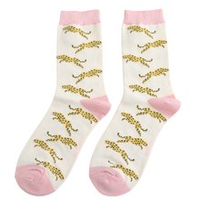 Lade das Bild in den Galerie-Viewer, Ms. Sparrow Socken "Leoparden", cremeweiß/rosa

