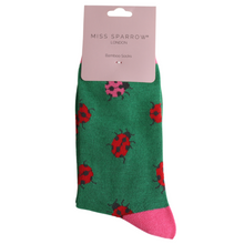 Lade das Bild in den Galerie-Viewer, Ms. Sparrow Socken &quot;Marienkäfer&quot;, grün/pink
