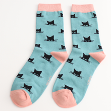 Lade das Bild in den Galerie-Viewer, Ms. Sparrow Socken &quot;Peek-a-boo Katzen&quot;, hellblau/rosa
