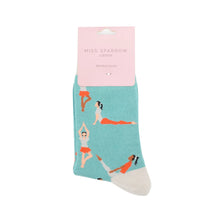 Lade das Bild in den Galerie-Viewer, Ms. Sparrow Socken &quot;Yoga&quot;, hellblau/cremeweiß
