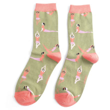 Lade das Bild in den Galerie-Viewer, Ms. Sparrow Socken "Yoga", olivgrün
