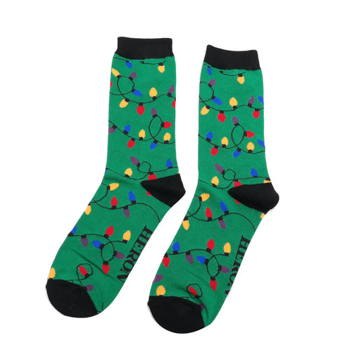 Grüne Männersocken mit weihnachtlichem, bunten Lichterketten-Muster.