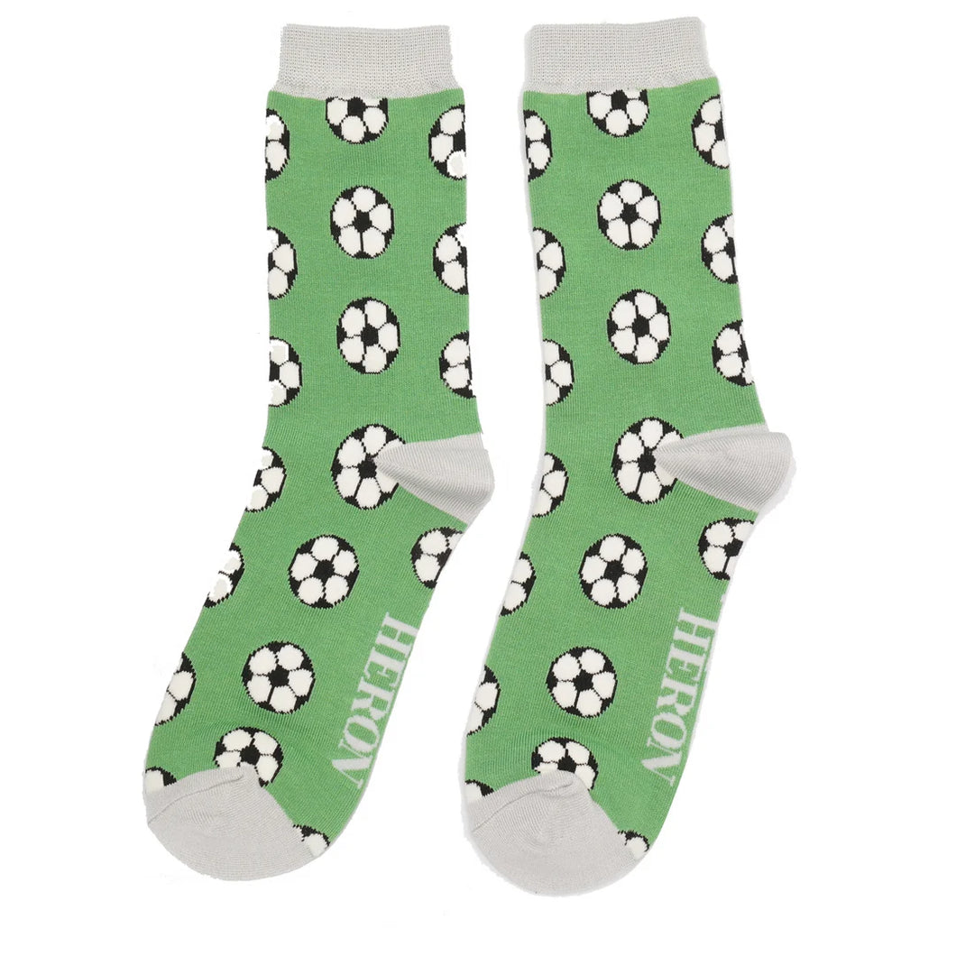 Grüne Männersocken von Mr. Heron mit Fußball-Muster.