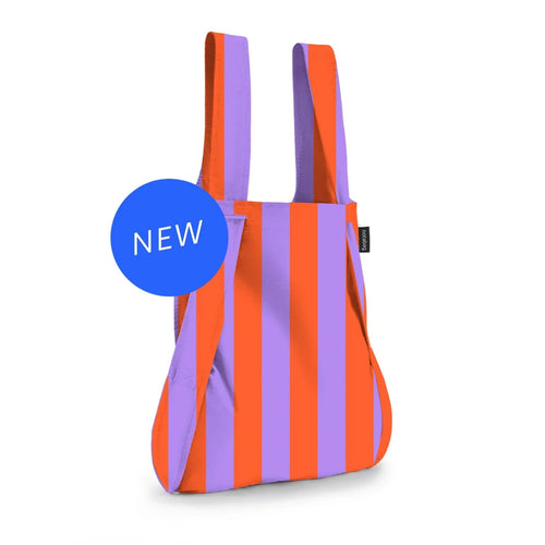 Notabag Tasche und Rucksack in einem mit Streifenmuster in Flieder und Orangerot.