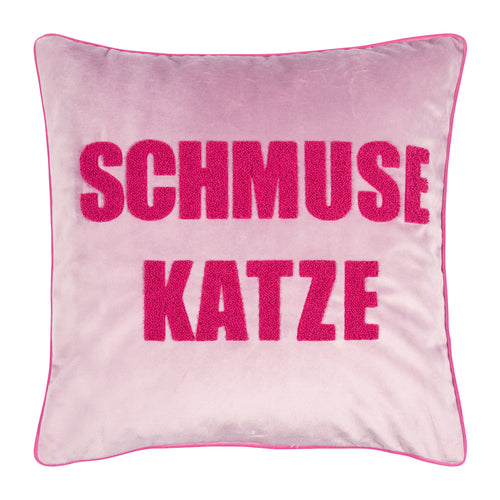 Quadratischer Kissenbezug von pad aus hell-lila Samtstoff mit pink getuftetem Schmusekatze-Schriftzug.