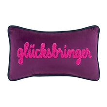 Lade das Bild in den Galerie-Viewer, Kleines Kissen von pad aus violettem Samt mit pinkem &quot;Glücksbringer&quot;-Schriftzug
