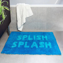 Lade das Bild in den Galerie-Viewer, Badematte aus getufteter Baumwolle in blau mit hellblauem &quot;Splish Splash&quot;-Schriftzug.
