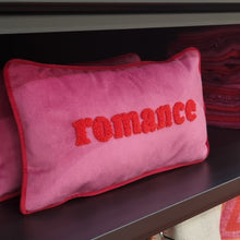 Lade das Bild in den Galerie-Viewer, pad Kissen mit &quot;Romance&quot;-Schriftzug in Pink und Orange
