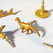 Lade das Bild in den Galerie-Viewer, Möbelknopf Dinosaurier, gold
