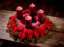 Lade das Bild in den Galerie-Viewer, Adventskranz dekoriert mit roten Samtschleifen.
