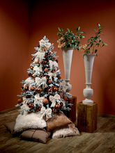 Lade das Bild in den Galerie-Viewer, Weihnachtsbaum, der mit cremeweißen Schleifen aus Teddystoff dekoriert ist.
