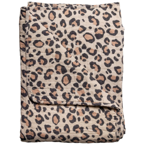 Gesteppte Tagesdecke aus Baumwolle mit beige-braunem Leopardenmuster.