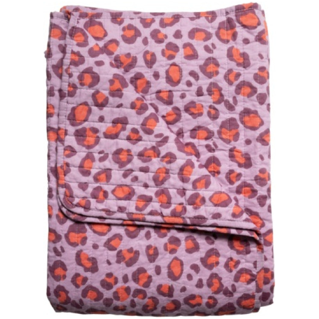 Gesteppte Tagesdecke aus Baumwolle mit Leopardenmuster in Lila und Orange.