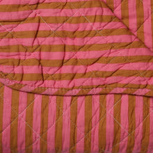 Lade das Bild in den Galerie-Viewer, Tagesdecke "Ethnic Stripe" 140x180 cm, rosa/braun
