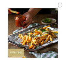 Lade das Bild in den Galerie-Viewer, Backblech mit Pommes Frites mit einem Topping aus Parmesan und Trüffel, im Hintergrund ein geöffnetes Glas Trüffelketchup.
