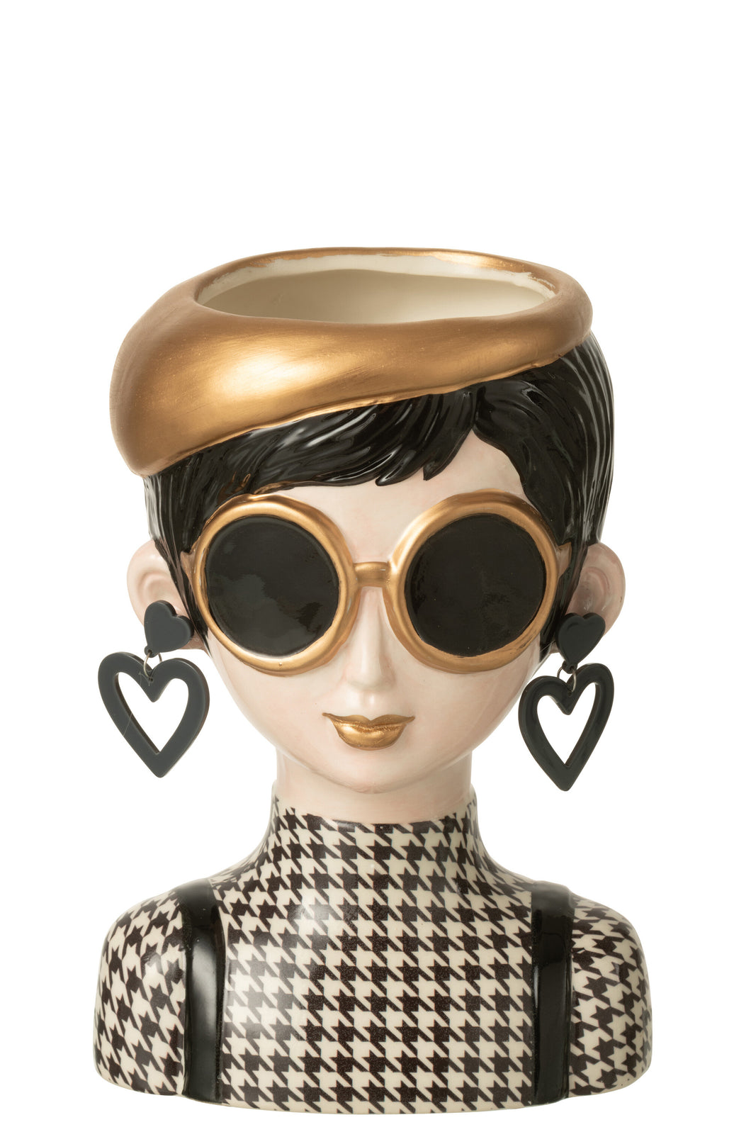 Vase in Form eines Frauenkopfs. Die Frau hat kurze, schwarze Haare, ein schwarz-weißes Oberteil mit Hahnentritt-Muster und trägt dazu eine große Sonnenbrille, Ohrringe  und eine goldene Baskenmütze.