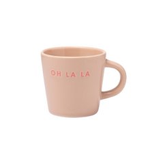 Lade das Bild in den Galerie-Viewer, Vondels Espressotasse in beige mit rosa "Oh La La"-Schriftzug.
