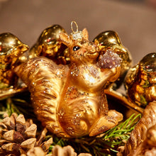 Lade das Bild in den Galerie-Viewer, Weihnachtsanhänger &quot;Emil Eichhörnchen&quot;
