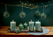 Lade das Bild in den Galerie-Viewer, Weihnachtsdeko aus einem Tablett mit grünen Kerzen und einem Zweig mit grünen Papiersternen.
