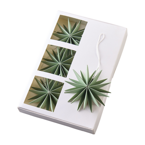 Weihnachtsanhänger-Set aus grünen Papiersternen.