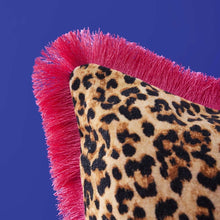 Lade das Bild in den Galerie-Viewer, Kissen "Jungle Love" 45 x 45 cm, leopard/pink
