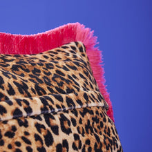 Lade das Bild in den Galerie-Viewer, Kissen "Jungle Love" 45 x 45 cm, leopard/pink
