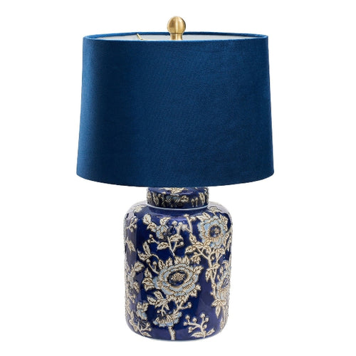 Tischlampe mit Keramiksockel, der mit blau-weißem Blumenmuster handbemalt ist. Der Lampenschirm ist mit blauem Samt bezogen.