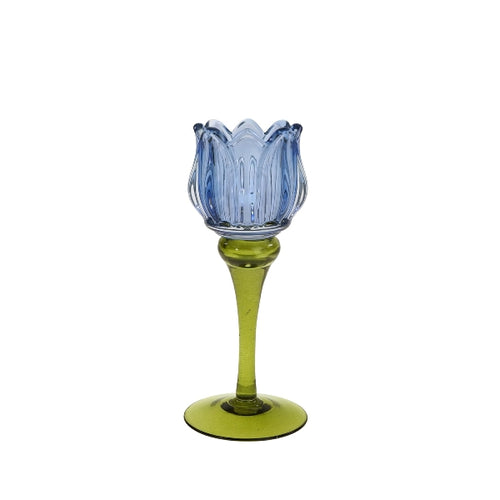 Windlicht aus Glas in Form einer Tulpe mit grünem Stiel und hellblauer Blüte, in der ein Teelicht platziert werden kann.