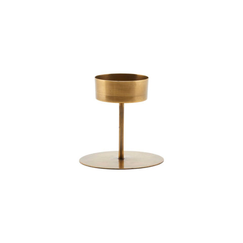 Kerzenhalter bzw. Teelichthalter Anit von House Doctor, 10 cm hoch. Gold- bzw. messing-farbener Kerzenständer mit gebürstetem Finish. Schlichte Design-Form, modern und minimalistisch. Geeignet für Stumpenkerzen, Blockkerzen und Maxi-Teelichte..