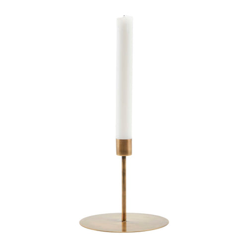 Kerzenhalter Anit von House Doctor, 12 cm hoch. Gold- bzw. messing-farbener Kerzenständer mit gebürstetem Finish. Schlichte Design-Form, modern und minimalistisch. Geeignet für Stabkerzen.