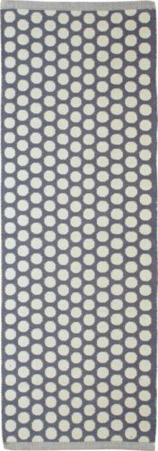 Aspegren Teppich Modell Dots. Der Teppich ist grau mit großen naturfarbenen Punkten eingewebt.