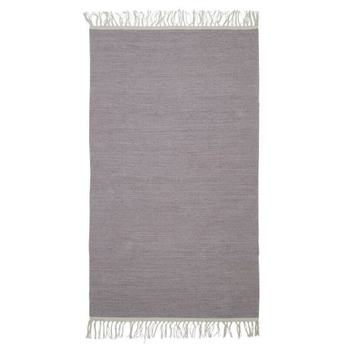 Aspegren Teppich Modell Melange in einem blassen Mauve-Ton. Ein schlichter, flach gewebter Teppich, mit hell abgsetzten Kanten und Fransen.