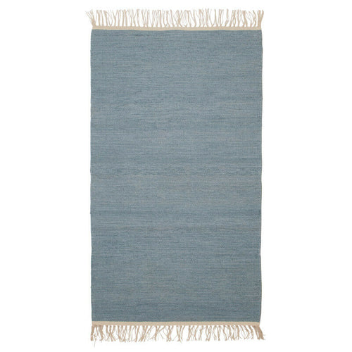 Aspegren Teppich Modell Melange in Ocean-Blau. Flach gewebter Teppich mit hell abgesetzten Kanten und Fransen.
