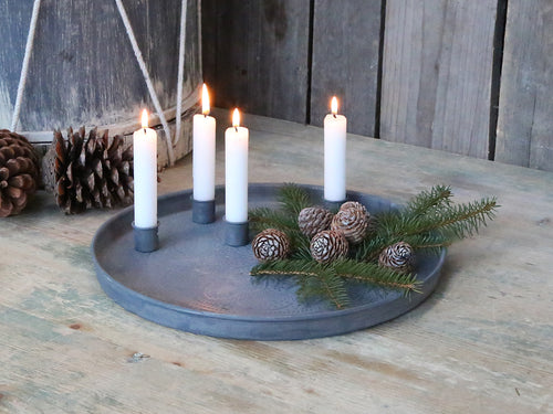 Weihnachtlich dekorierter Adventsteller von Chic Antique mit 4 magnetischen Kerzenhaltern als Adventskranz.