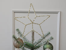 Lade das Bild in den Galerie-Viewer, Chic Antique Christbaumspitze in Sternform mit goldenen Pailletten, dekoriert auf einem geschmückten Christbaum.
