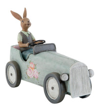 Lade das Bild in den Galerie-Viewer, Deko-Figur für die Osterdeko von Clayre und Eef. Ein Hase sitzt in einem blauen Auto. Der Oldtimer ist mit Blumenmuster verziert.
