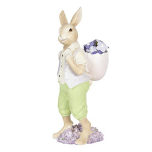 Lade das Bild in den Galerie-Viewer, Deko-Figur für Ostern von Clayre und Eef. Ein Hase trägt einen mit Blüten gefüllten Rucksack in Osterei-Form.
