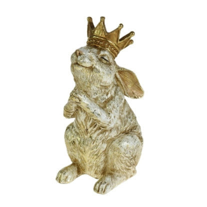 Deko-Figur in Form eines weißen Hasen mit goldener Krone, der die Nase in die Luft reckt. Die Figur hat einen goldenen Überzug im Nostalgie-Look.