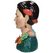 Lade das Bild in den Galerie-Viewer, Seitenansicht der Blumenvase in Form eines Frauenkopfs im Frida-Kahlo-Stil.
