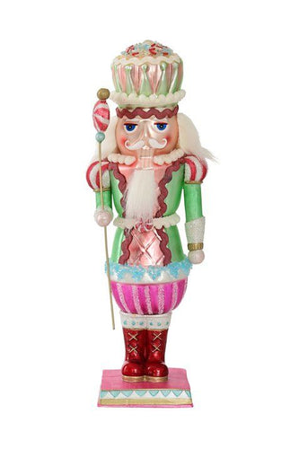 Gift Company Nussknacker als Deko-Figur aus Glas. Die Figur trägt eine Uniform in grün, rosa und rot.