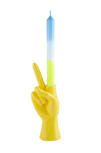 Gelber Kerzenhalter in Form einer Hand, die mit einer Kerze das Peace-Zeichen zeigt