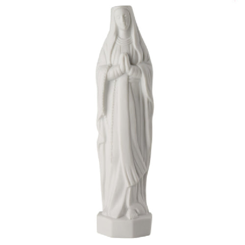 Vase in Madonna-Form aus weißem Biskuit-Porzellan mit leicht rauher Oberfläche. Die heilige Maria hält die Hände zum Gebet gefaltet. Die Blumenvase ist passend für eine einzelne Blume.