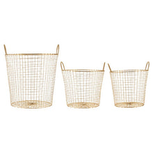 Lade das Bild in den Galerie-Viewer, 3er-Set Körbe &quot;Wire&quot; von House Doctor aus stabilem Eisen. Die Körbe sind aus goldenem Drahtgeflecht und haben jeweils 2 Henkel. Das Set besteht aus 3 verschiedenen Größen.
