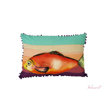 Lade das Bild in den Galerie-Viewer, Imbarro Kissen mit Fisch-Motiv in Orange. Der Fisch hat ein aufgesticktes Pailletendetail, der Hintergrund ist in Blau- und Lila- und Orangetönen gehalten. Die Kante ist mit einer Bömmel-Bordüre eingefasst.
