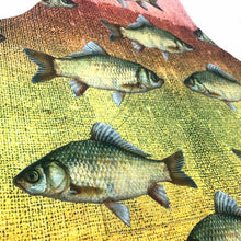 Lade das Bild in den Galerie-Viewer, Detail des Fisch-Prints un der Tasche im Bauchbereich der Imbarro-Schürze &quot;Ocean&quot;.
