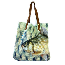 Lade das Bild in den Galerie-Viewer, Imbarro Shopper-Tasche Bay aus der Costa-Serie mit großem Fisch-Motiv in Grün- und Blautönen.
