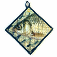 Lade das Bild in den Galerie-Viewer, Topflappen &quot;Bay&quot; von Imbarro mit Fisch-Motiv in gedeckten Blautönen.
