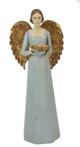 Engel vom Meander mit einem Teller für eine Kerze in der Hand. Der Engel hat goldene Flügel und trägt ein hellblaues Kleid.