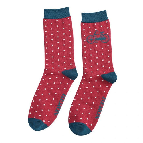 Mr. Heron Herren-Socken in rot mit weissen Punkten. Am Schaf ist ein Fahrrad-Motiv in blau. Bündchen, Ferse und Toebox sind ebenfalls blau.