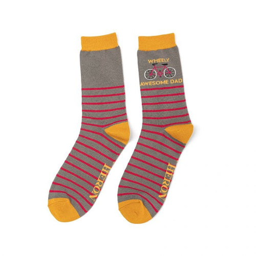 Mr. Heron Herren-Socken in grau mit roten Streifen. Am Schaft ist ein Fahrrad-Motiv mit der Schrift 